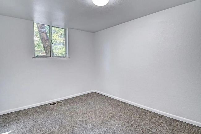 Building Photo - (2026 Pre-Leasing) Beautiful 3 Bed / 1 Bath Garden Apartment in Prime Boulder Location!