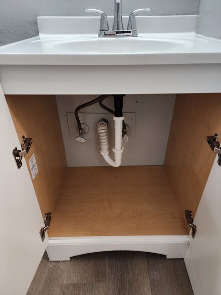 Building Photo - 819 E 2nd St