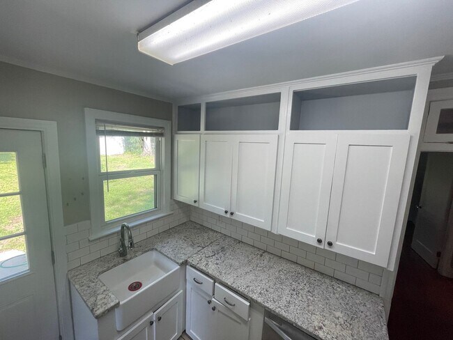 Building Photo - 2 Bedroom 1 Bath Bungalow in Rosewood