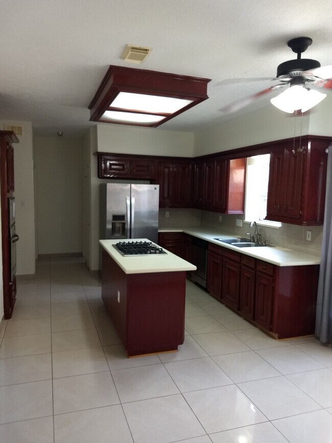 Building Photo - 7211 N Hearthstone Green Dr