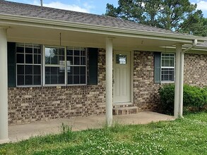 Building Photo - 3 bed 2 bath rental home