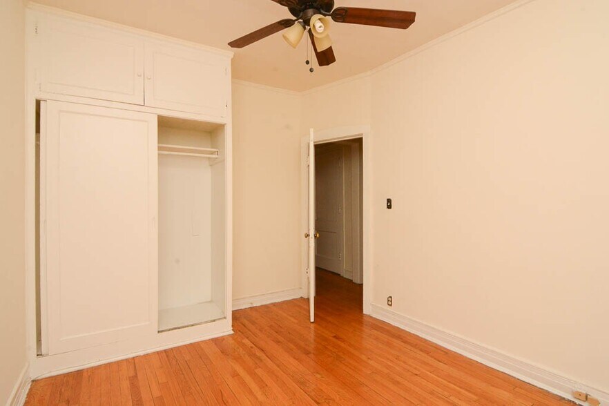 Building Photo - 834 W Waveland Ave