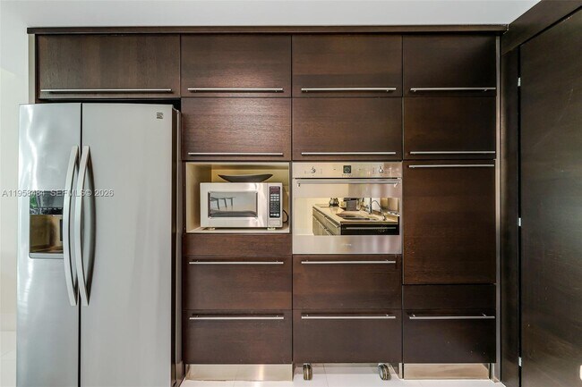 Building Photo - 6000 Collins Ave