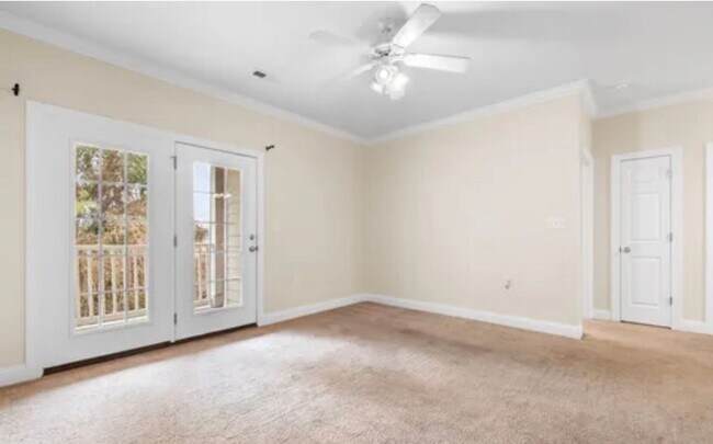 Building Photo - 2025 Silvercrest Dr