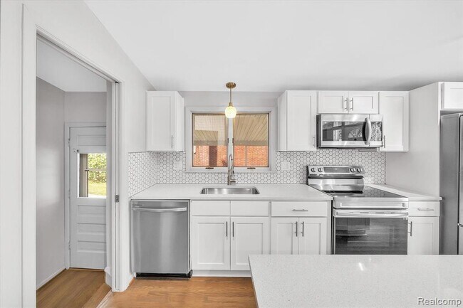 Building Photo - 229 Redwood Dr