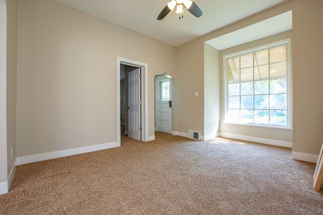 Building Photo - Spacious and CLEAN 2 Bedroom / 1 Bath Home...