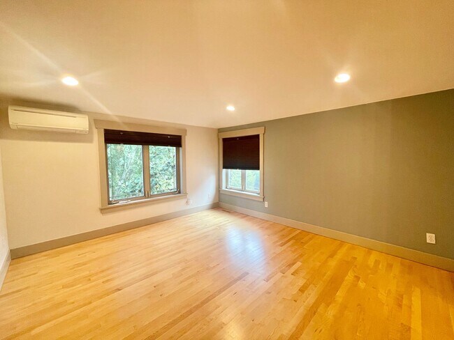 Building Photo - AVAILABLE NOW 3 BD 3.5 BA Townhome in Fremont