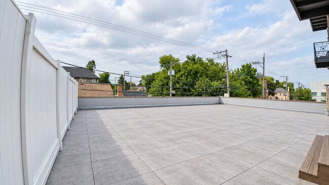 Building Photo - 6005 N Kimball Ave