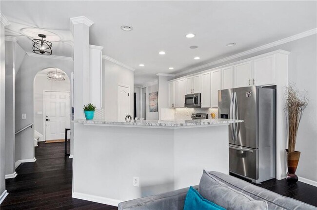 Building Photo - 5227 Whiteoak Ave