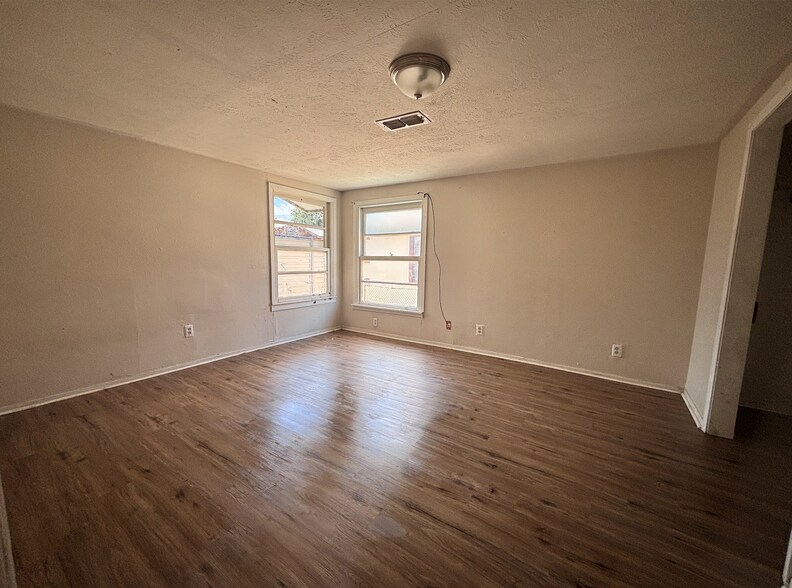 Building Photo - 2621 Tarlton St