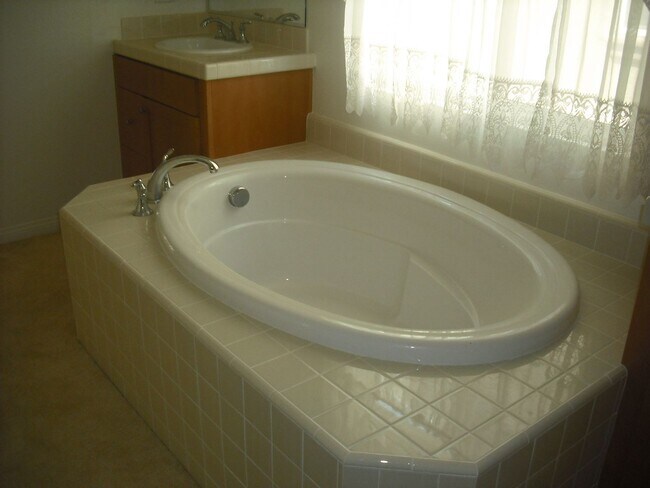 Building Photo - Love living near the Beach into this spacious 5 bedroom home