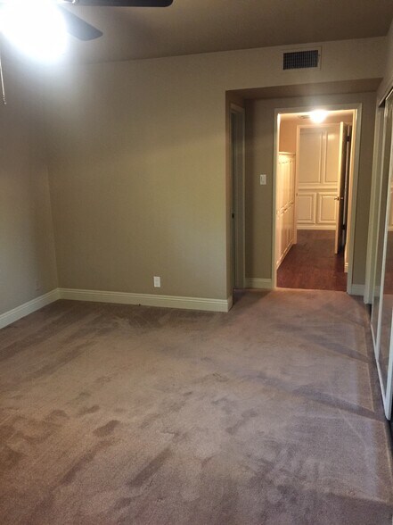 Building Photo - 2000 Karen St