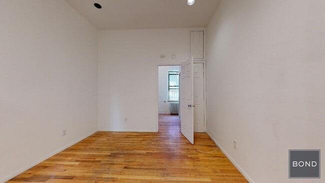Building Photo - 214 E 10th St