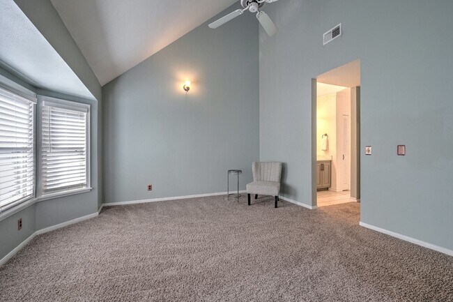 Building Photo - Beautiful 2+ Bedroom, 4 Level Townhome Wit...
