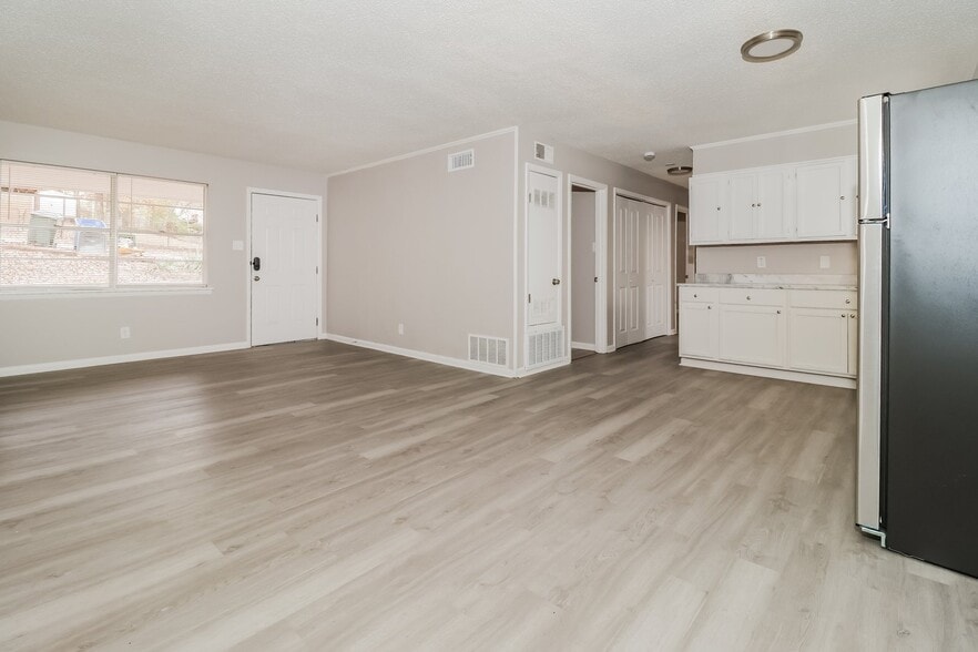 Building Photo - 121 Lindenhurst Dr