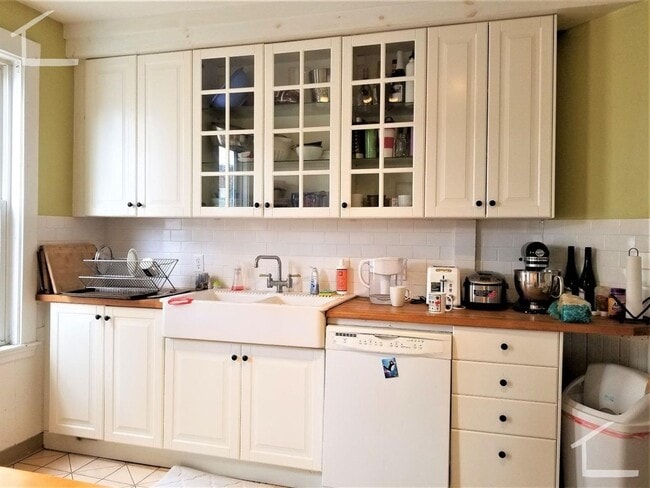 Building Photo - Large Unit on Coolidge Corner, Eat-in Kitchen Laundry on a Site, Parking for Rent, Big Bedrooms, ...