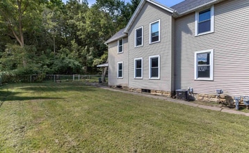 Building Photo - Charming 3-bedroom 1-bathroom single family house rental with a fenced in yard