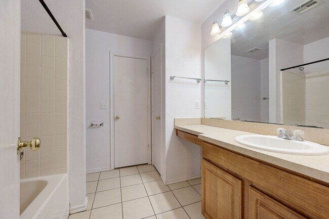 Building Photo - Gorgeous 3 bed 2 bath in Norman!