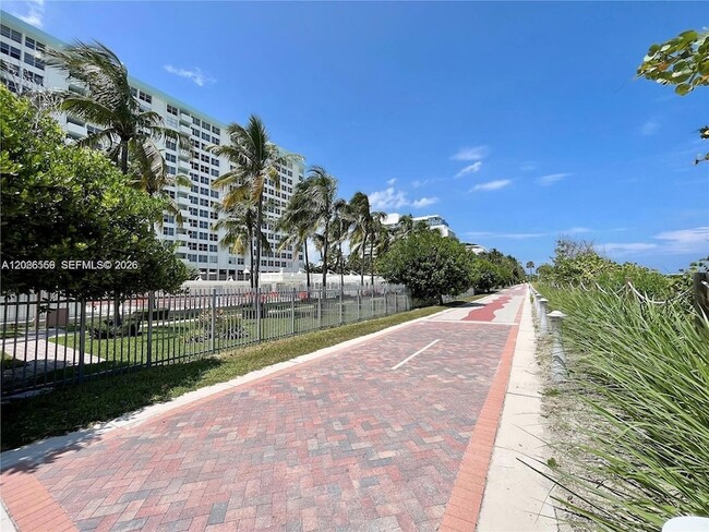 Building Photo - 2899 Collins Ave