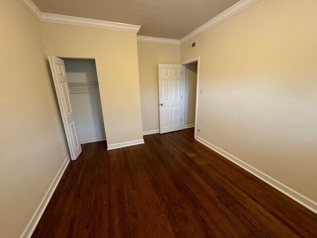 Building Photo - 2440 N Hamlin Ave
