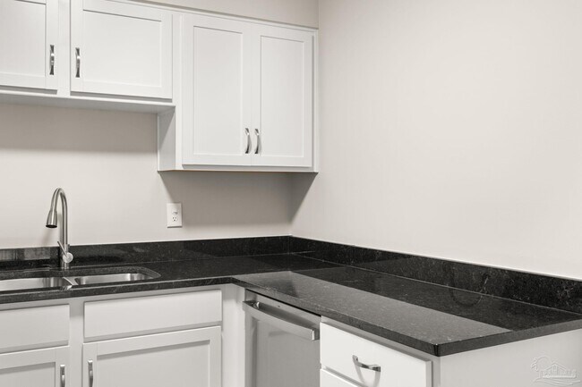 Building Photo - 75 Nightingale Ln