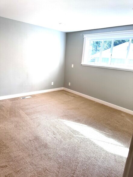 Building Photo - 714 N 179th St