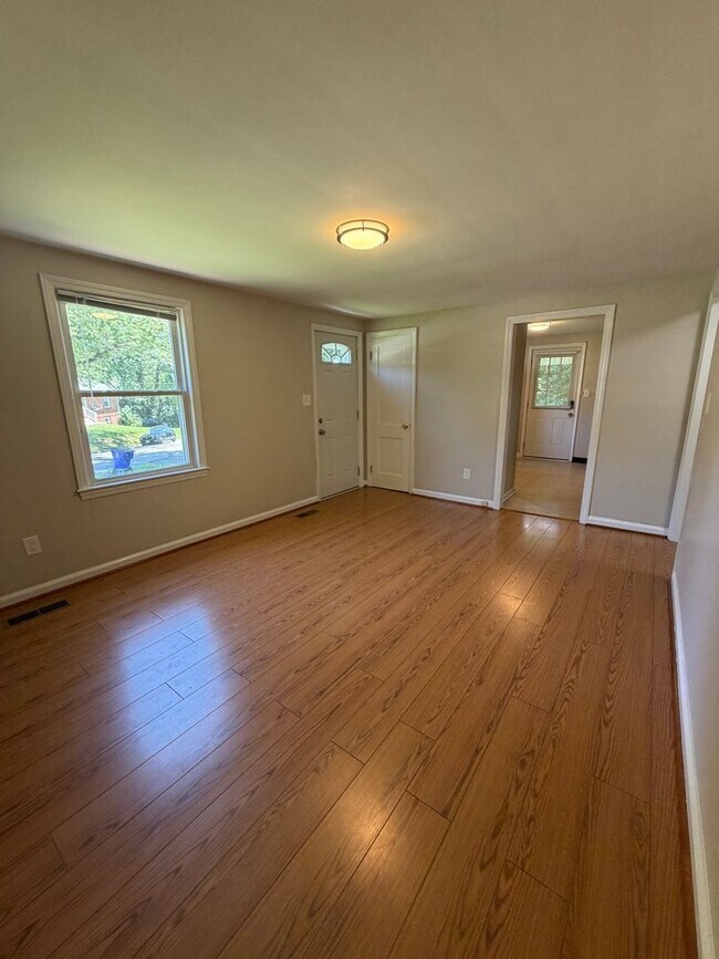 Building Photo - Convenient Blacksburg Duplex Close to VT