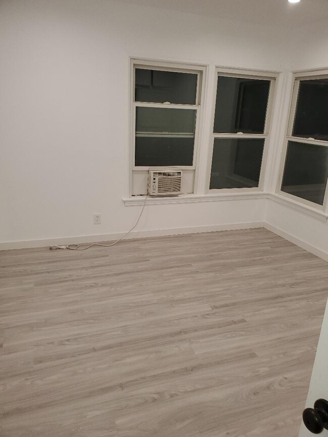Building Photo - 952 W Glenoaks Blvd