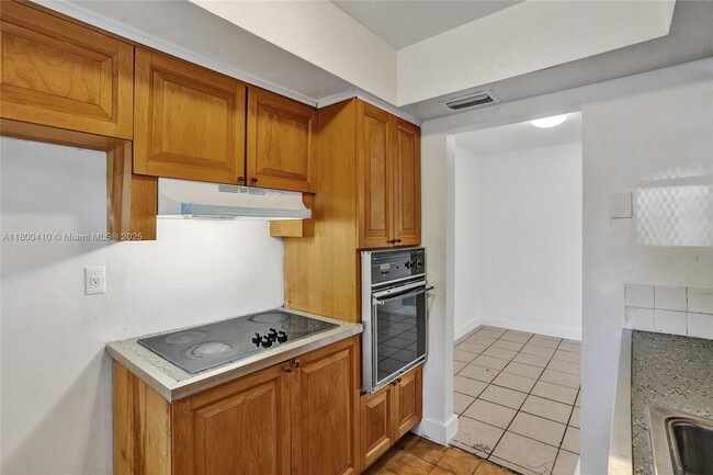 Building Photo - 16980 N Miami Ave