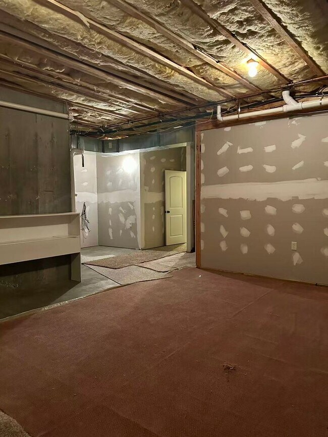 Building Photo - 5 bedroom and 3 bathroom two level house