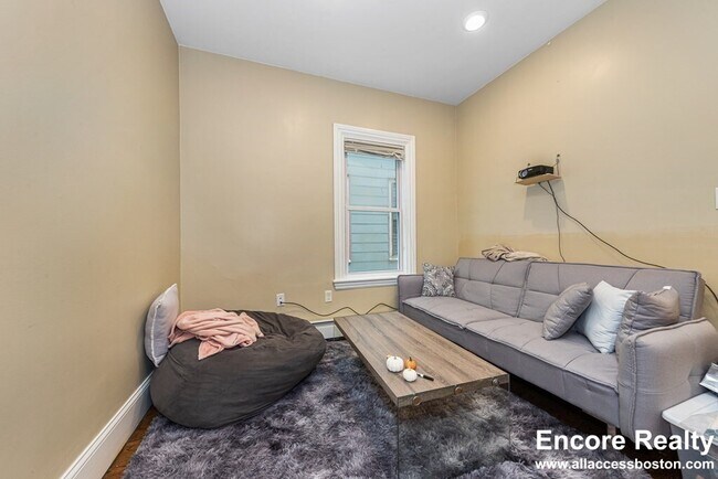 Building Photo - 1566 Tremont St