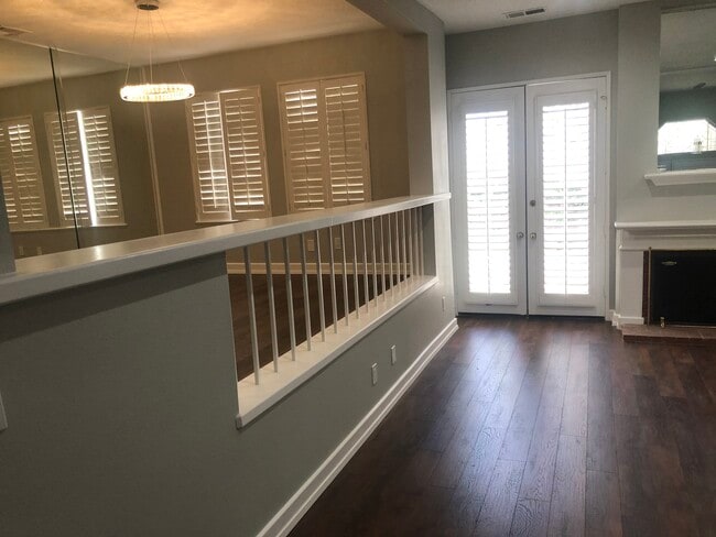 Raised dining room - 20950 Oxnard St