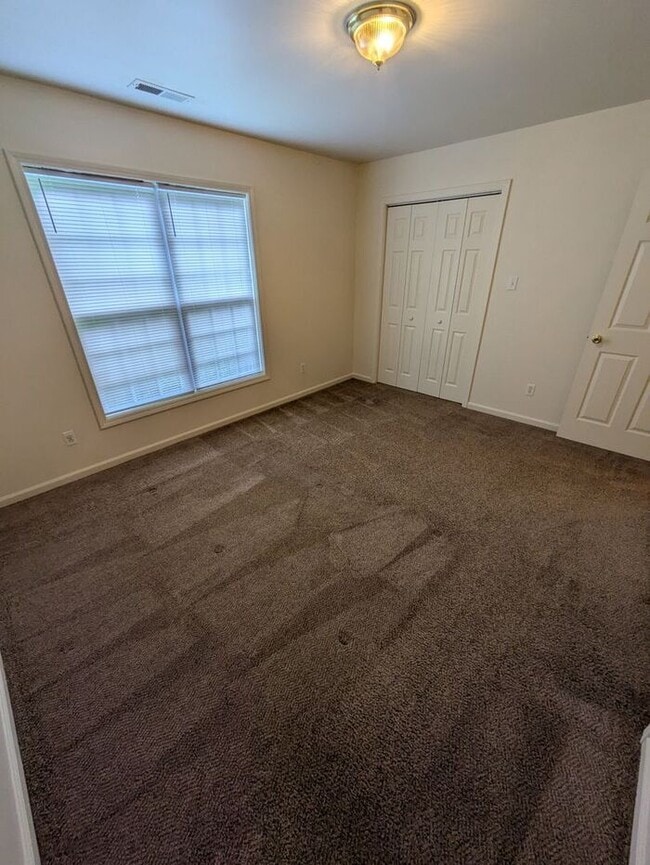 Building Photo - 2BD/2.5BA Unit at Water Oaks in Hickory!