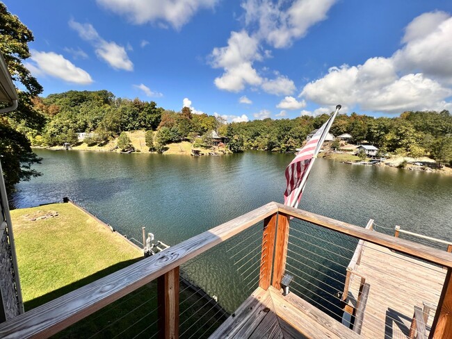 Building Photo - Charming Lakefront 4-Bedroom Home in Pulas...