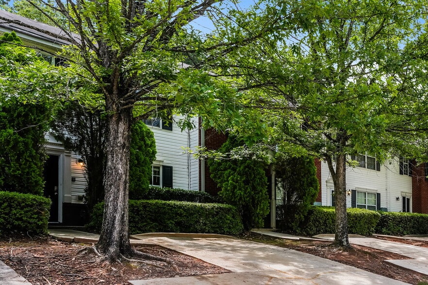 Building Photo - 2286 Strathmoor Manor Dr