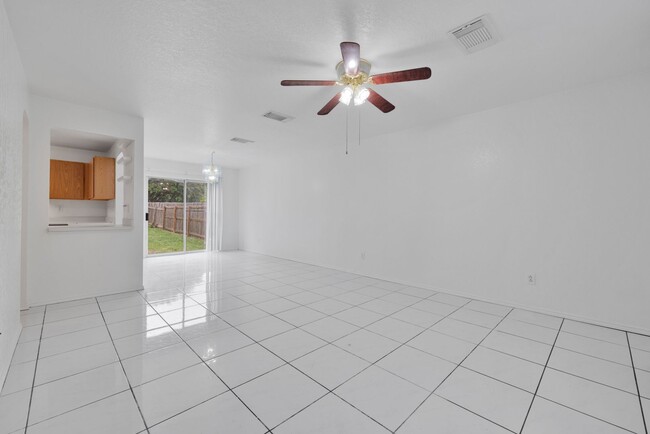 Building Photo - Charming 3-Bedroom, 2.5-Bath Home with Spa...