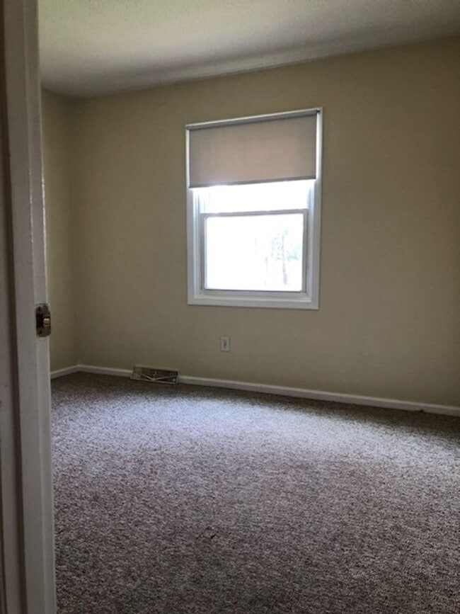 Building Photo - 2 Bedroom unit located in Maumee School District