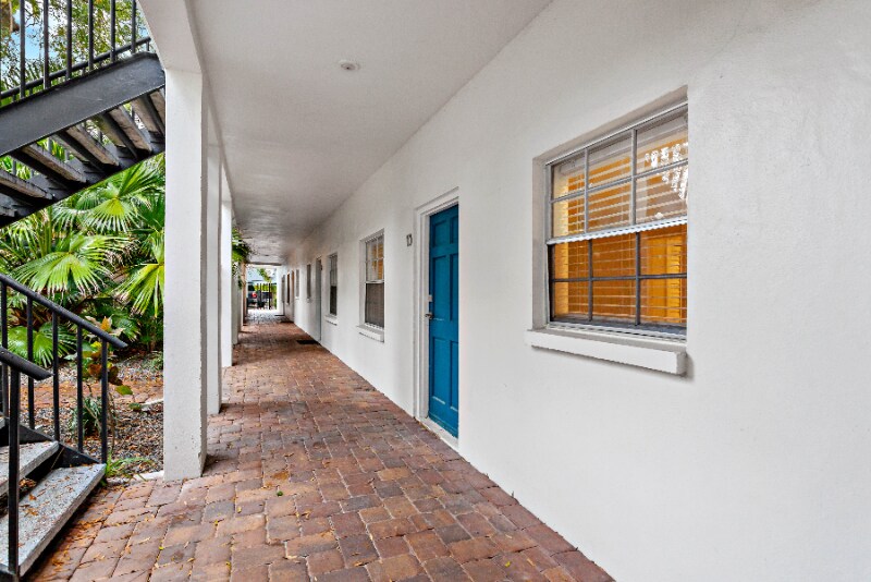 Building Photo - 3215 W Swann Ave