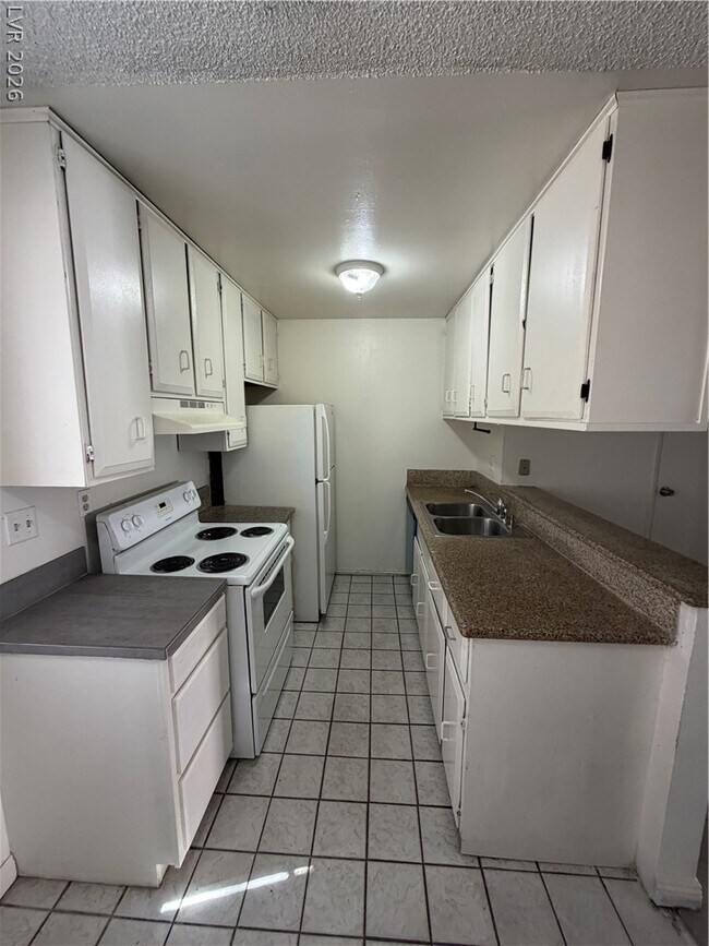 Building Photo - 2236 E Desert Inn Rd
