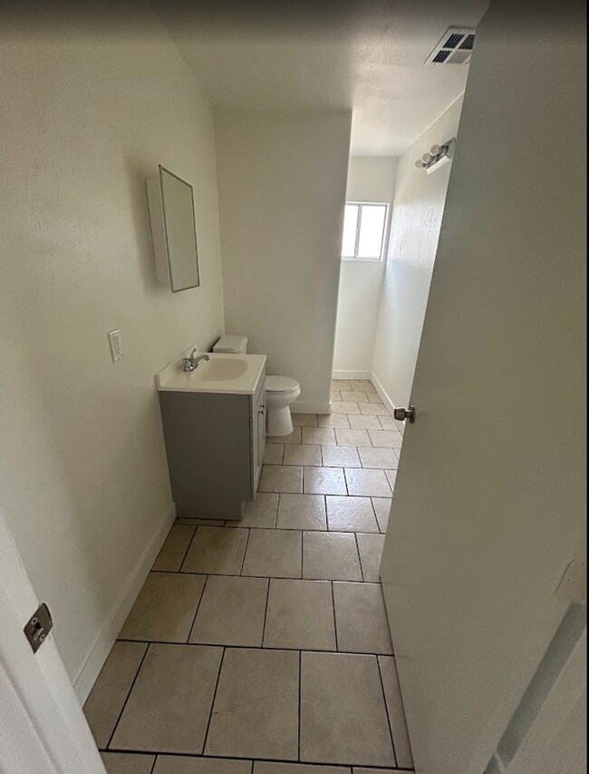 Building Photo - 1004- 06