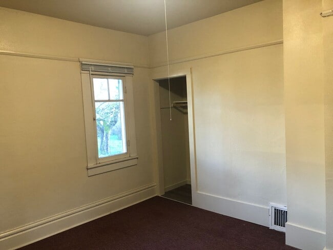 Building Photo - Large 4 bed/2 bath Farm House on River Rd. MOVE IN SPECIAL!