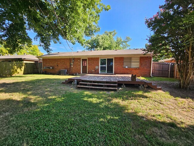 Building Photo - (3) Bed/(1.5) Bath Near Core Norman and OU...