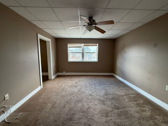 Building Photo - North of Downtown Akron: Updated 1BR with Tall Ceilings & Natural Light