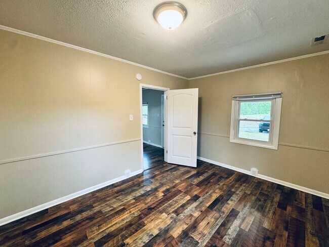 Building Photo - Adorable Home/Country setting