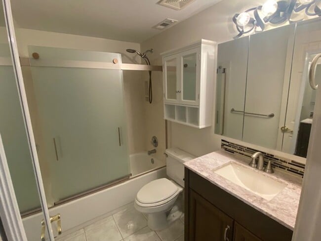 Building Photo - Coming Soon! Great home near the lake and ...