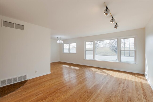 Building Photo - 4538 Dempster St