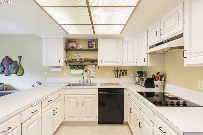 Building Photo - 15 Britten Ct