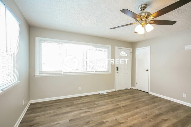 Building Photo - 3 Bedroom Pet-Friendly Home in Indianapolis, IN with Main Street Renewal