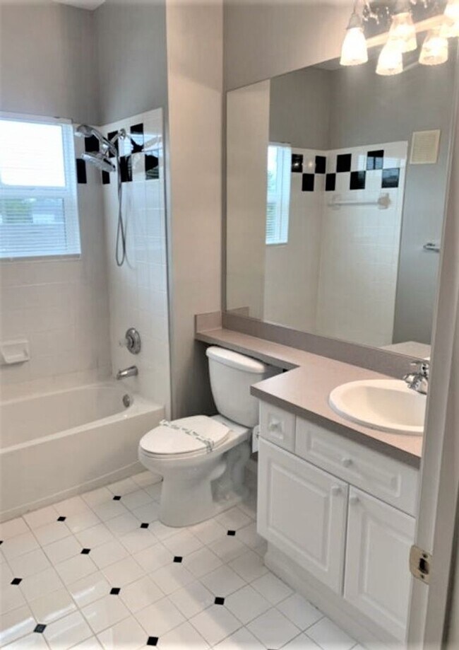Building Photo - 2 Bedroom + Den and 1 Car Garage, Pet frie...