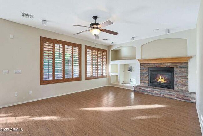 Building Photo - Beautiful 5 bedroom w/pool!